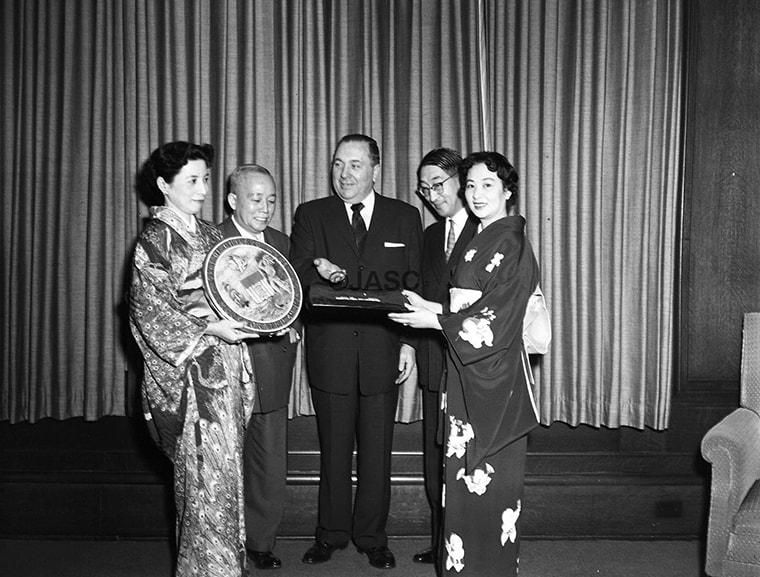Former Chicago Mayor Richard Daley receives a gift of pearls in a presentation by the Japanese American Service Committee (JASC)