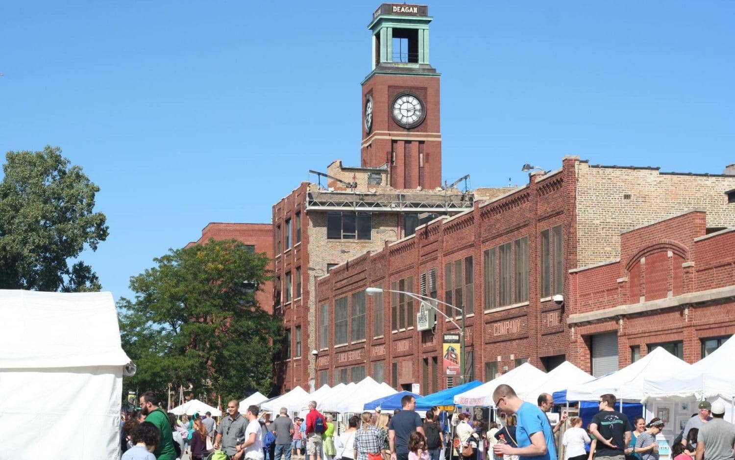 The outdoor arts market and street festival at Ravenswood ArtWalk