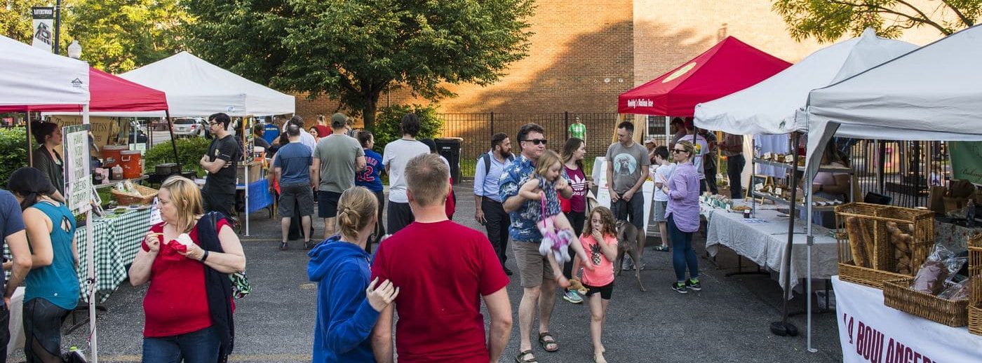 A crowd at the Ravenswood Farmers Market