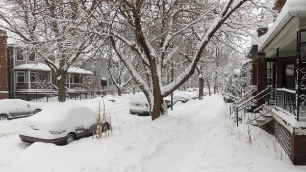 Heavy snowfall in a Chicago neighborhood